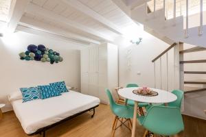 A bed or beds in a room at David Pretty Loft near Central Station Casatuabari