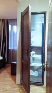 Et badeværelse på Lomari's Guest House