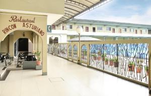 um corredor de um hotel com uma placa que lê restaurante, asilo de autismo em Hotel Olimpico en Quevedo em Quevedo