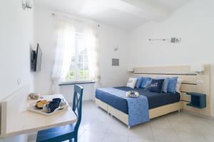 En eller flere senge i et værelse på AQUAMARINE Relaxing Capri Suites