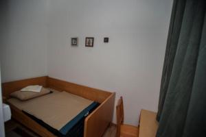 a small bedroom with a small bed in a room at Vinarija Andjusic in Dračevo