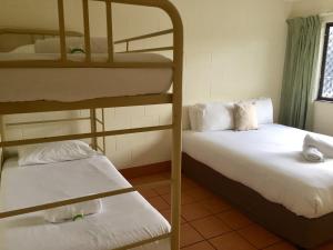 Postel nebo postele na pokoji v ubytování Koala Beach Resort Cairns + 9 fotografií