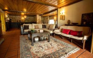 蓬蒂達巴爾卡的住宿－Quinta do Castelo，客厅配有沙发和桌子