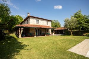 una casa con un gran patio delante de ella en Quinta do Castelo, en Arcos de Valdevez