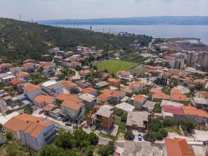 een luchtzicht op een stad met huizen en het water bij Apartment Ivano in Dugi Rat