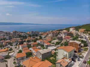 een luchtfoto van een stad met gebouwen en de oceaan bij Apartment Ivano in Dugi Rat