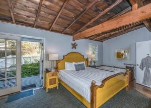 Ένα ή περισσότερα κρεβάτια σε δωμάτιο στο Inn at Schoolhouse Creek