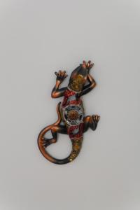 a lizard decoration hanging on a white wall at Apartamento Barbancho in Cáceres
