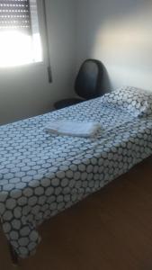 - un lit blanc dans une chambre avec fenêtre dans l'établissement VRS - PORTO SCIENCES FLAT, à Porto