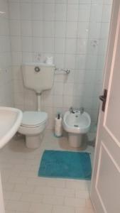 La salle de bains est pourvue de toilettes, d'un bidet et d'un lavabo. dans l'établissement VRS - PORTO SCIENCES FLAT, à Porto
