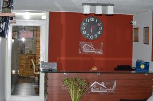um relógio numa parede num quarto em Hotel Casa Normandia em Bogotá