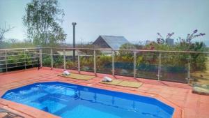 einen Pool auf einer Terrasse mit einem Zaun in der Unterkunft Casa de Campo La ReVista Con Piscina Privada in Santa Marta