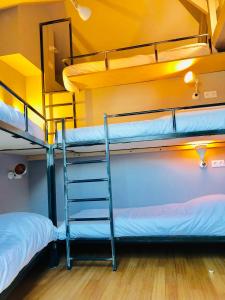 Divstāvu gulta vai divstāvu gultas numurā naktsmītnē Maison d'architecte en plein cœur d'Honfleur avec bain nordique