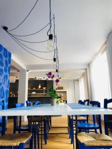 une salle à manger avec une grande table blanche et des chaises dans l'établissement Maison d'architecte en plein cœur d'Honfleur avec bain nordique, à Honfleur