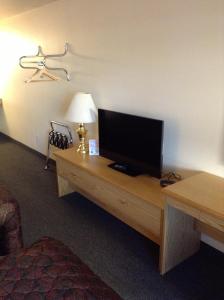 A television and/or entertainment centre at Coeur D' Alene Budget Saver Motel