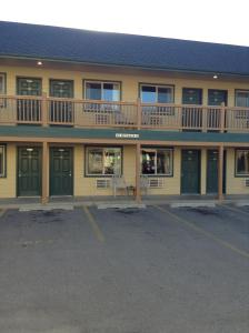 a yellow building with a balcony on top of it at Coeur D' Alene Budget Saver Motel in Coeur d'Alene