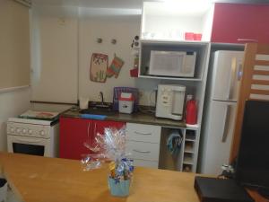 A cozinha ou cozinha compacta de Apartamento Pontal Beach.