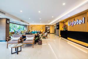 um átrio de um hotel com mesas e cadeiras em Livotel Hotel Hua Mak Bangkok em Banguecoque
