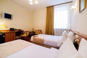 Postel nebo postele na pokoji v ubytování Empire Hotel