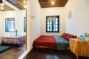 1 dormitorio con 1 cama en una habitación en a-mâze house en Hue