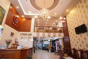 un vestíbulo de una tienda con una lámpara de araña en Golden Sea Hotel, en Nha Trang