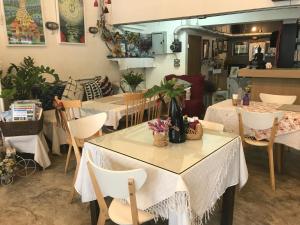 מסעדה או מקום אחר לאכול בו ב-The Grace House Chiangmai