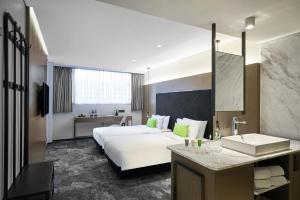 Postel nebo postele na pokoji v ubytování Hotel Ease Tsuen Wan