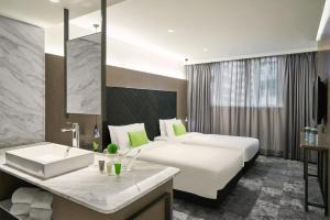 Postel nebo postele na pokoji v ubytování Hotel Ease Tsuen Wan