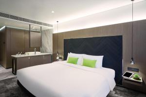 Postel nebo postele na pokoji v ubytování Hotel Ease Tsuen Wan