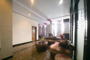 Телевизор и/или развлекательный центр в RedDoorz near TVRI Gorontalo