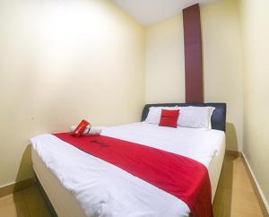 Tempat tidur dalam kamar di RedDoorz near TVRI Gorontalo