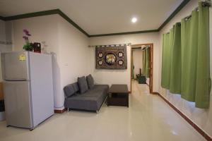 un soggiorno con divano e frigorifero di KD Residence a Bang Tao Beach