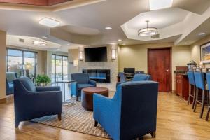 a waiting room with blue chairs and a bar at Comfort Inn in Lenoir City