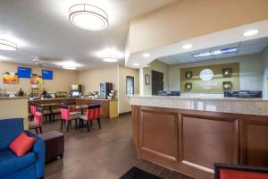 eine Lobby mit einer Bar und ein Restaurant mit Tischen in der Unterkunft Comfort Inn in Green Bay