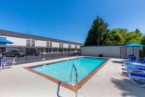 a large swimming pool with chairs and umbrellas at Quality Inn Cleveland North in Cleveland