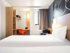 Кровать или кровати в номере ibis Saint-Denis Stade Ouest +114 фотографий