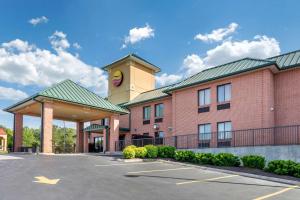 un grand bâtiment en briques rouges avec une tour d'horloge dans l'établissement Comfort Inn, à Lenoir City