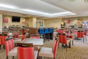 A restaurant or other place to eat at Comfort Suites Gastonia - Charlotte