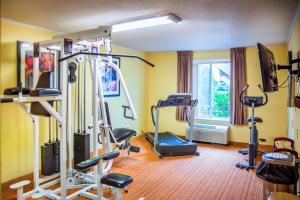 um ginásio com vários equipamentos de exercício numa sala em Quality Inn Merrimack - Nashua em Merrimack