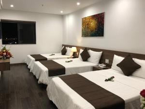 Giường trong phòng chung tại Windy Hotel Quang Binh