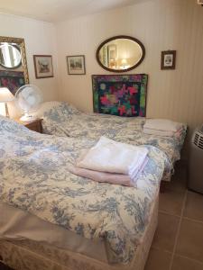 Holiday Country Villa with Panoramic Views tesisinde bir odada yatak veya yataklar