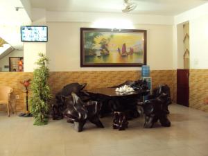 een eetkamer met een tafel en stoelen bij Hung Anh Hotel in Ho Chi Minh-stad