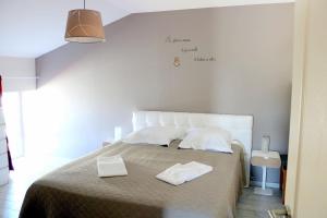 ein Schlafzimmer mit einem Bett mit zwei weißen Handtüchern darauf in der Unterkunft L'EDEN DE LA HAUTE FORET in Mervent + 23 Fotos