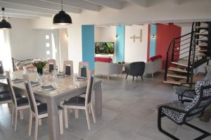 ein Esszimmer mit Tisch und Stühlen in der Unterkunft L'EDEN DE LA HAUTE FORET in Mervent