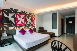 Кровать или кровати в номере Hotel J Residence Pattaya - SHA Extra Plus