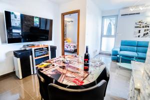 TV a/nebo společenská místnost v ubytování Apartment Gordan