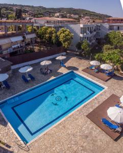 Výhled na bazén z ubytování Hotel Alkionis nebo okolí