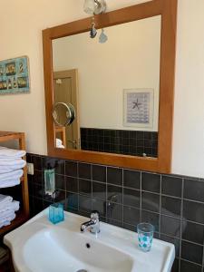 アルゲーロにあるCasa Del Marのバスルーム(洗面台、鏡付)