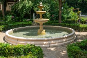 a fountain in the middle of a garden at Villa Golding - Flat 1 in Dresden