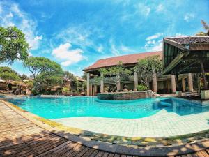 une grande piscine en face d'un bâtiment dans l'établissement Balisani Suites Hotel, à Seminyak